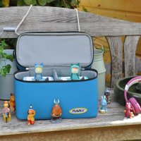 Punalu Toniebox Tasche mit Tonies und Kind Kindern im Garten vor Spielhaus