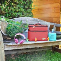 Punalu Toniebox Tasche auf Bank im Garten mit Tonies und Kopfh&ouml;rer