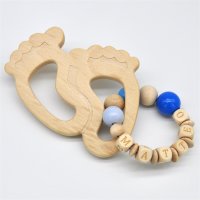 gl&uuml;cksWunder Holz Greifling Babyf&uuml;&szlig;chen Buche natur personalisiert mit Name (Himmel)