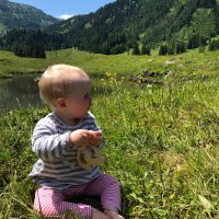 gl&uuml;cksWunder Holz Greifling Babyf&uuml;&szlig;chen Buche natur personalisiert mit Name (Himmel)
