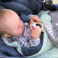 gl&uuml;cksWunder Holz Greifling Babyf&uuml;&szlig;chen Buche natur personalisiert mit Name (Himmel)