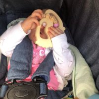 gl&uuml;cksWunder Holz Greifling Babyf&uuml;&szlig;chen Buche natur personalisiert mit Name (Himmel)