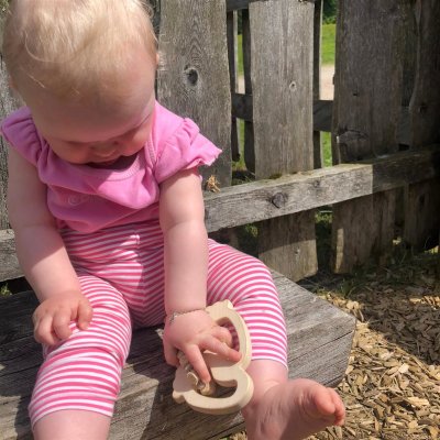 gl&uuml;cksWunder Holz Greifling Babyf&uuml;&szlig;chen Buche natur personalisiert mit Name (Himmel)
