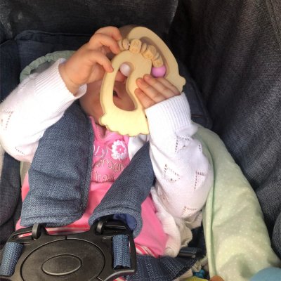 gl&uuml;cksWunder Holz Greifling Babyf&uuml;&szlig;chen Buche natur personalisiert mit Name (Himmel)